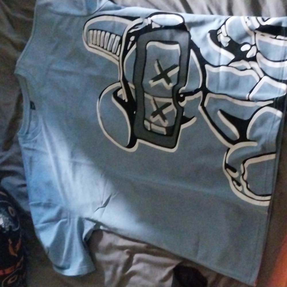 Baby blue tshirt.